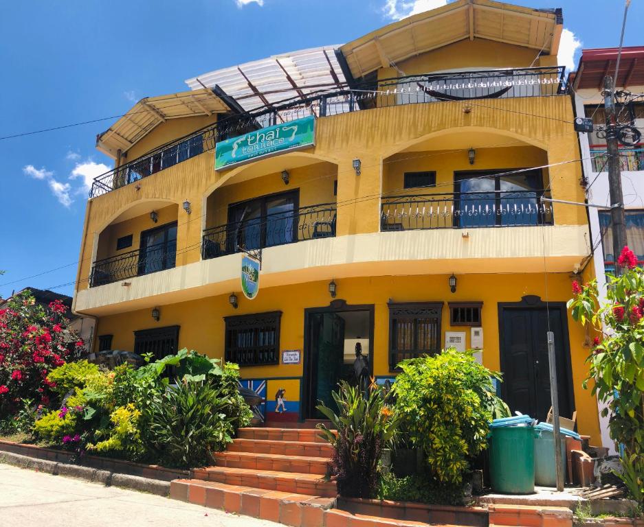 lake view hostel guatape.